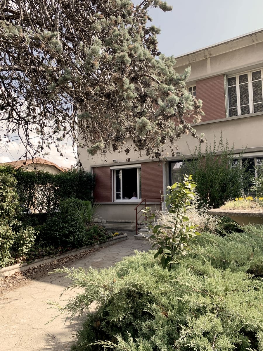 Le jardin et l'entrée du centre des spécialistes, à Miramas