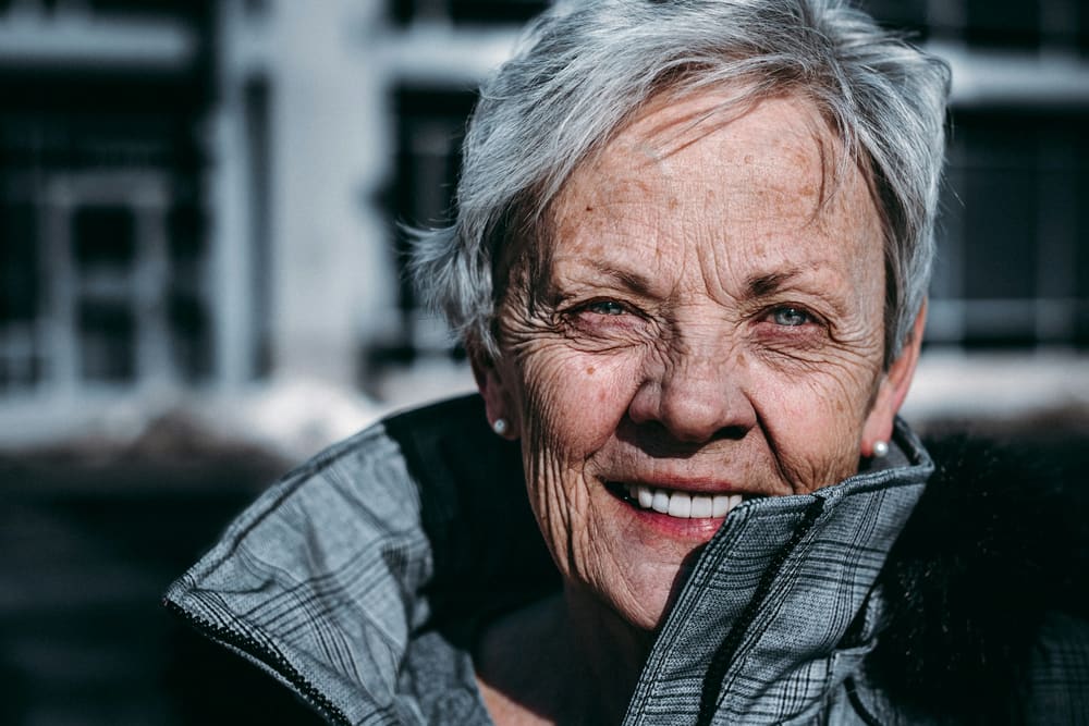 Portrait d'une femme souriante aux cheveux gris
